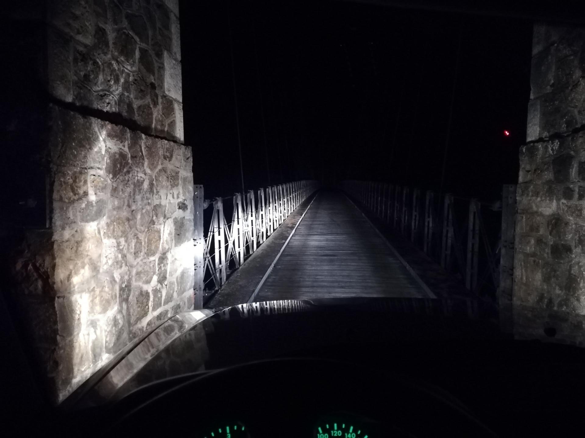 Pont suspendu de Budelière de nuit